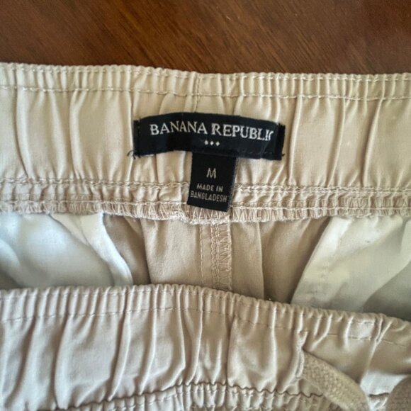 Banana Republic Men's Khaki Elastic Waistband Shorts Medium, 8" inseam - Picture 3 of 3